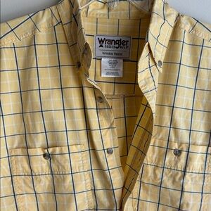 Wrangler Rugged Wear Yellow Plaid Button-Front Shirt with Blue Grid size L